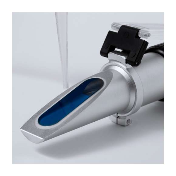 Refractómetro manual portátil, especialmente diseñado para el control de los grados Brix. Funciona vertiendo una gota en el compartimento designado, bajando a continuación la tapa transparente y mirando a través del visor, a la vez que se ajusta el botón. Portátil y presentado en un resistente estuche de transporte con cierre de seguridad y accesorios interiores. Con instrucciones en español e inglés. Presentado en caja de diseño kraft.Contenido: -Medidor -Estuche de transporte con interior de espuma -Pipeta -Destornillador -Paño limpiador