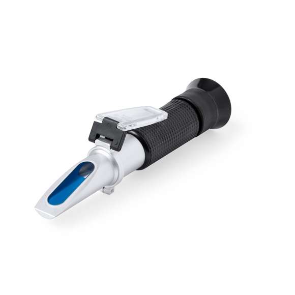 Refractómetro manual portátil, especialmente diseñado para el control de los grados Brix. Funciona vertiendo una gota en el compartimento designado, bajando a continuación la tapa transparente y mirando a través del visor, a la vez que se ajusta el botón. Portátil y presentado en un resistente estuche de transporte con cierre de seguridad y accesorios interiores. Con instrucciones en español e inglés. Presentado en caja de diseño kraft.Contenido: -Medidor -Estuche de transporte con interior de espuma -Pipeta -Destornillador -Paño limpiador