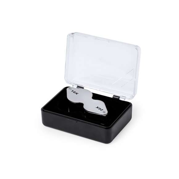 Lupa plegable doble con aumento 10x y 20x, fabricada en resistente metal. Gran potencia de aumento para obtener una visión muy cercana de los detalles más pequeños, con ampliación sin distorsión. Ideal para inspeccionar objetos de tamaño reducido, textos, etc. Además, viene dentro de un estuche con interior acolchado para una mayor protección. Presentada en caja de cartón negra.
