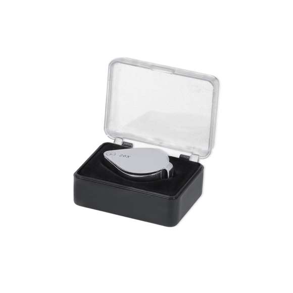 Lupa plegable con aumento 20x fabricada en resistente metal. Gran potencia de aumento para obtener una visión muy cercana de los detalles más pequeños, con ampliación sin distorsión. Ideal para inspeccionar objetos de tamaño reducido, textos, etc. Además, tiene un accesorio para colgar y viene dentro de un estuche con interior acolchado para una mayor protección. Presentada en caja de cartón negra.