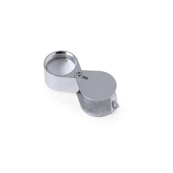 Lupa plegable con aumento 20x fabricada en resistente metal. Gran potencia de aumento para obtener una visión muy cercana de los detalles más pequeños, con ampliación sin distorsión. Ideal para inspeccionar objetos de tamaño reducido, textos, etc. Además, tiene un accesorio para colgar y viene dentro de un estuche con interior acolchado para una mayor protección. Presentada en caja de cartón negra.