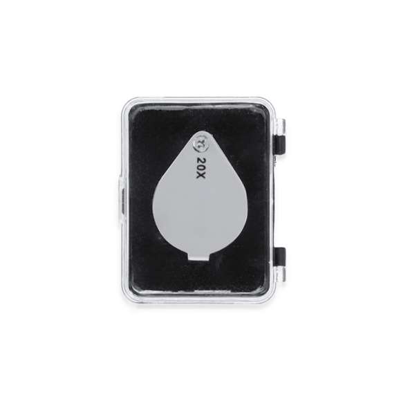 Lupa plegable con aumento 20x fabricada en resistente metal. Gran potencia de aumento para obtener una visión muy cercana de los detalles más pequeños, con ampliación sin distorsión. Ideal para inspeccionar objetos de tamaño reducido, textos, etc. Además, tiene un accesorio para colgar y viene dentro de un estuche con interior acolchado para una mayor protección. Presentada en caja de cartón negra.