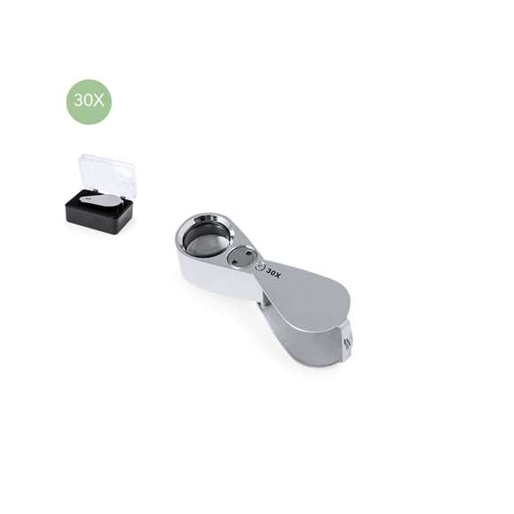Lupa plegable con aumento 30x fabricada en resistente metal. Con luces LED integradas y gran potencia de aumento para obtener una visión muy cercana de los detalles más pequeños, con ampliación sin distorsión. Ideal para inspeccionar objetos de tamaño reducido, textos, etc. Además, tiene un accesorio para colgar, y viene dentro de un estuche con interior acolchado para una mayor protección. Alimentación a pilas (de botón incluidas), con llave especial para reemplazarlas cuando se agoten. Presentada en caja de cartón negra.