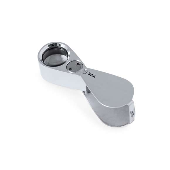 Lupa plegable con aumento 30x fabricada en resistente metal. Con luces LED integradas y gran potencia de aumento para obtener una visión muy cercana de los detalles más pequeños, con ampliación sin distorsión. Ideal para inspeccionar objetos de tamaño reducido, textos, etc. Además, tiene un accesorio para colgar, y viene dentro de un estuche con interior acolchado para una mayor protección. Alimentación a pilas (de botón incluidas), con llave especial para reemplazarlas cuando se agoten. Presentada en caja de cartón negra.