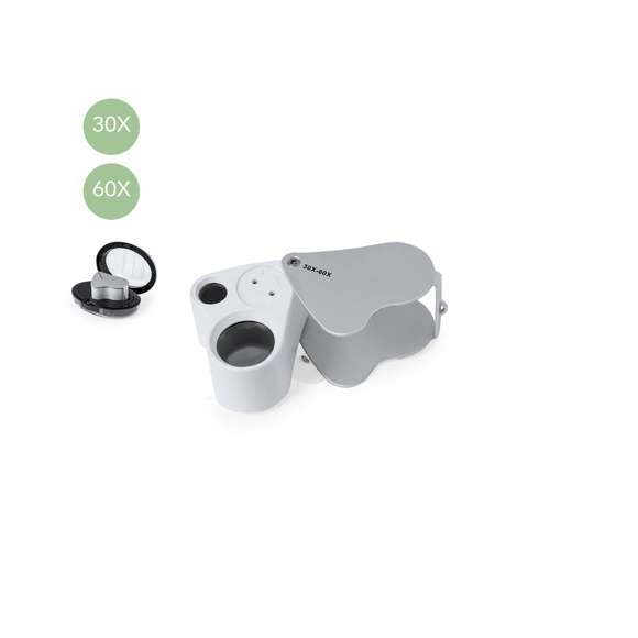 Lupa plegable doble con aumento 30x y 60x, fabricada en resistente metal. Con luces LED integradas y gran potencia de aumento para obtener una visión muy cercana de los detalles más pequeños y ampliación sin distorsión. Ideal para inspeccionar objetos de tamaño reducido, textos, etc. Además, tiene un accesorio para colgar, y viene dentro de un estuche con interior acolchado para una mayor protección. Alimentación a pilas (de botón incluidas), con llave especial para reemplazarlas cuando se agoten. Presentada en caja de cartón negra.