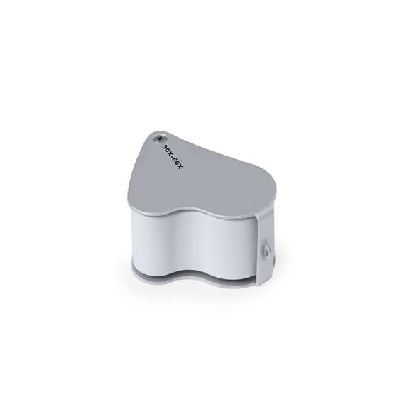 Lupa plegable doble con aumento 30x y 60x, fabricada en resistente metal. Con luces LED integradas y gran potencia de aumento para obtener una visión muy cercana de los detalles más pequeños y ampliación sin distorsión. Ideal para inspeccionar objetos de tamaño reducido, textos, etc. Además, tiene un accesorio para colgar, y viene dentro de un estuche con interior acolchado para una mayor protección. Alimentación a pilas (de botón incluidas), con llave especial para reemplazarlas cuando se agoten. Presentada en caja de cartón negra.