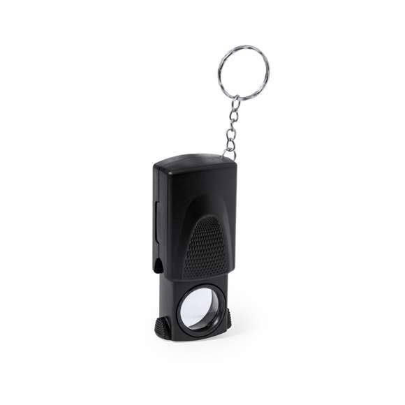 Práctica lupa llavero con aumento 20x y luz LED integrada. Fabricada en resistente ABS de color negro y fácil de transportar por su reducido tamaño. Alimentada por 1 pila de botón (incluida) y presentada en caja individual de cartón negra.