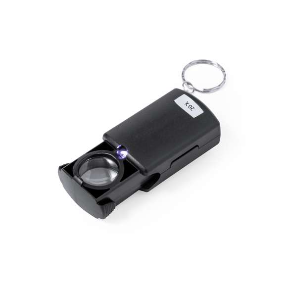 Práctica lupa llavero con aumento 20x y luz LED integrada. Fabricada en resistente ABS de color negro y fácil de transportar por su reducido tamaño. Alimentada por 1 pila de botón (incluida) y presentada en caja individual de cartón negra.