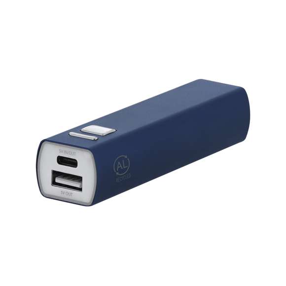 Batería auxiliar externa fabricada en aluminio reciclado, con capacidad de carga de 2600 mAh. Fácil de transportar gracias a su reducido tamaño. Con botón ON/OFF para el control de carga y conectores de entrada/salida Tipo C + salida USB. Incluye luz LED de carga y cable Tipo C. Disponible en variada gama de colores.Las capacidades mostradas en todas nuestras baterías auxiliares externas son reales, incorporando todas ellas baterías de grado A y no recicladas, con una vida útil de al menos 500 ciclos de carga y según normativa CE.El artículo está fabricado conforme a los estándares RoHS, cumpliendo con los siguientes requisitos de seguridad:Sistema de protección contra sobrecarga del dispositivo. Sistema de protección contra descarga completa que proporciona una mayor durabilidad.Sistema de bloqueo para evitar cortocircuitos.Sistema de transferencia de carga constante, acorde con la capacidad del dispositivo de destino.El aluminio reciclado es un material con posibilidades de reciclaje casi infinitas, sin perder sus propiedades originales y consumiendo menos energía en este proceso.Certificación GRS (Global Recycled Standard / Estándar de Reciclaje Global), que garantiza el origen reciclado del material usado para fabricar el producto.