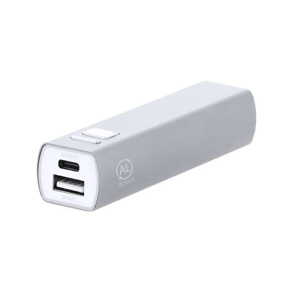 Batería auxiliar externa fabricada en aluminio reciclado, con capacidad de carga de 2600 mAh. Fácil de transportar gracias a su reducido tamaño. Con botón ON/OFF para el control de carga y conectores de entrada/salida Tipo C + salida USB. Incluye luz LED de carga y cable Tipo C. Disponible en variada gama de colores.Las capacidades mostradas en todas nuestras baterías auxiliares externas son reales, incorporando todas ellas baterías de grado A y no recicladas, con una vida útil de al menos 500 ciclos de carga y según normativa CE.El artículo está fabricado conforme a los estándares RoHS, cumpliendo con los siguientes requisitos de seguridad:Sistema de protección contra sobrecarga del dispositivo. Sistema de protección contra descarga completa que proporciona una mayor durabilidad.Sistema de bloqueo para evitar cortocircuitos.Sistema de transferencia de carga constante, acorde con la capacidad del dispositivo de destino.El aluminio reciclado es un material con posibilidades de reciclaje casi infinitas, sin perder sus propiedades originales y consumiendo menos energía en este proceso.Certificación GRS (Global Recycled Standard / Estándar de Reciclaje Global), que garantiza el origen reciclado del material usado para fabricar el producto.