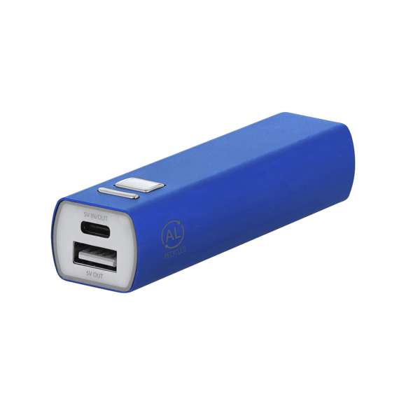 Batería auxiliar externa fabricada en aluminio reciclado, con capacidad de carga de 2600 mAh. Fácil de transportar gracias a su reducido tamaño. Con botón ON/OFF para el control de carga y conectores de entrada/salida Tipo C + salida USB. Incluye luz LED de carga y cable Tipo C. Disponible en variada gama de colores.Las capacidades mostradas en todas nuestras baterías auxiliares externas son reales, incorporando todas ellas baterías de grado A y no recicladas, con una vida útil de al menos 500 ciclos de carga y según normativa CE.El artículo está fabricado conforme a los estándares RoHS, cumpliendo con los siguientes requisitos de seguridad:Sistema de protección contra sobrecarga del dispositivo. Sistema de protección contra descarga completa que proporciona una mayor durabilidad.Sistema de bloqueo para evitar cortocircuitos.Sistema de transferencia de carga constante, acorde con la capacidad del dispositivo de destino.El aluminio reciclado es un material con posibilidades de reciclaje casi infinitas, sin perder sus propiedades originales y consumiendo menos energía en este proceso.Certificación GRS (Global Recycled Standard / Estándar de Reciclaje Global), que garantiza el origen reciclado del material usado para fabricar el producto.