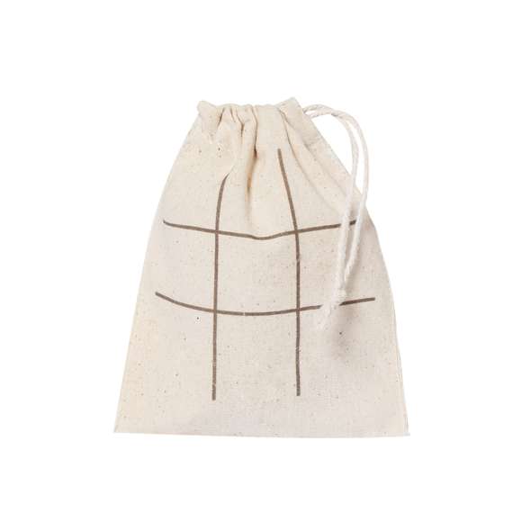 Juego de tres en raya fabricado en corcho natural. Incluye 5 fichas con forma de árbol y 5 fichas con forma de estrella. Presentado en bolsa de algodón con cierre de cordón, facilitando su almacenamiento y convirtiéndose en tablero de juego.Elaborado con elementos vegetales para así fomentar la utilización de materias primas naturales y reducir las emisiones contaminantes.