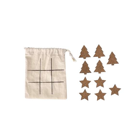 Juego de tres en raya fabricado en corcho natural. Incluye 5 fichas con forma de árbol y 5 fichas con forma de estrella. Presentado en bolsa de algodón con cierre de cordón, facilitando su almacenamiento y convirtiéndose en tablero de juego.Elaborado con elementos vegetales para así fomentar la utilización de materias primas naturales y reducir las emisiones contaminantes.