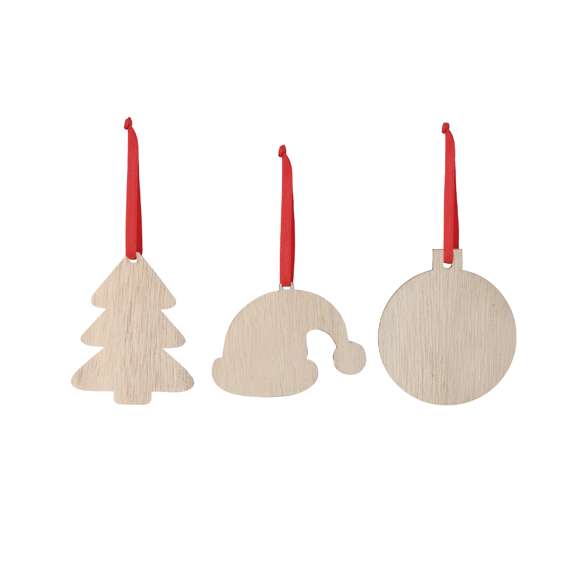 Adorno navideño fabricado en suave madera natural. Disponible en varios diseños: Gorro de Papá Noel, Árbol de Navidad y Bola de Navidad. Incluye lazo colgador en color rojo. Especialmente diseñado para marcaje en sublimación.Elaborado con elementos vegetales para fomentar así la utilización de materias primas naturales y reducir las emisiones contaminantes.