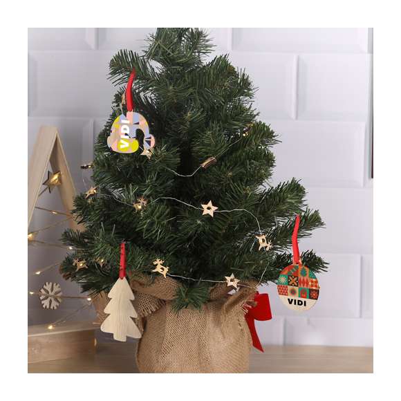 Adorno navideño fabricado en suave madera natural. Disponible en varios diseños: Gorro de Papá Noel, Árbol de Navidad y Bola de Navidad. Incluye lazo colgador en color rojo. Especialmente diseñado para marcaje en sublimación.Elaborado con elementos vegetales para fomentar así la utilización de materias primas naturales y reducir las emisiones contaminantes.