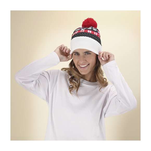 Gorro navideño con luz LED y diseño pom pom. Cuenta con 6 LEDs de colores variados, con opciones de luz fija e intermitente (pila de botón incluida). Fabricado en suave acrílico. Un regalo ideal para combatir el frío y agregar un toque de calidez y diversión.