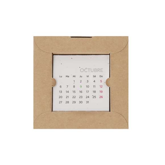 Calendario plantable fabricado en papel de semilla. Incluye 13 hojas con semillas de petunia de colores surtidos, convirtiéndolo en papel plantable después de su vida útil. Diseño de mes en curso, con festividades nacionales marcadas en rojo y autonómicas en verde. Presentado en caja soporte de cartón.