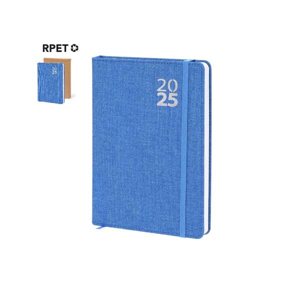 Agenda de tamaño A5 fabricada en suave poliéster RPET. Con cubiertas rígidas. Incluye caja kraft de presentación. Cuenta con distintivo RPET.Diseño página día, zona de anotaciones y marcapáginas de tela. En 2 idiomas: castellano e inglés. El material RPET se elabora a partir de plástico reciclado, para así fomentar la reutilización de residuos plásticos y ayudar a la sostenibilidad del planeta.