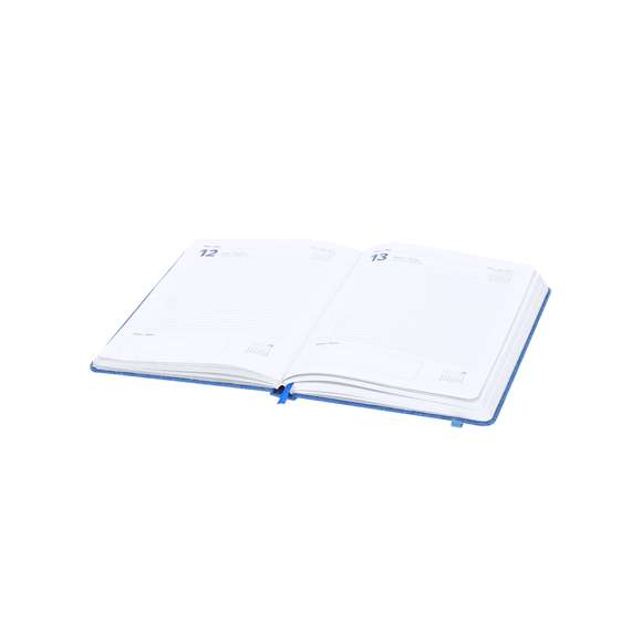 Agenda de tamaño A5 fabricada en suave poliéster RPET. Con cubiertas rígidas. Incluye caja kraft de presentación. Cuenta con distintivo RPET.Diseño página día, zona de anotaciones y marcapáginas de tela. En 2 idiomas: castellano e inglés. El material RPET se elabora a partir de plástico reciclado, para así fomentar la reutilización de residuos plásticos y ayudar a la sostenibilidad del planeta.