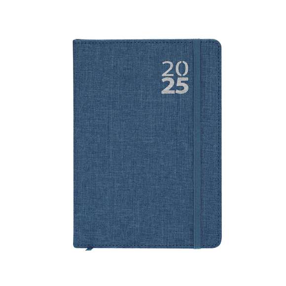 Agenda de tamaño A5 fabricada en suave poliéster RPET. Con cubiertas rígidas. Incluye caja kraft de presentación. Cuenta con distintivo RPET.Diseño página día, zona de anotaciones y marcapáginas de tela. En 2 idiomas: castellano e inglés. El material RPET se elabora a partir de plástico reciclado, para así fomentar la reutilización de residuos plásticos y ayudar a la sostenibilidad del planeta.
