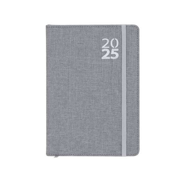 Agenda de tamaño A5 fabricada en suave poliéster RPET. Con cubiertas rígidas. Incluye caja kraft de presentación. Cuenta con distintivo RPET.Diseño página día, zona de anotaciones y marcapáginas de tela. En 2 idiomas: castellano e inglés. El material RPET se elabora a partir de plástico reciclado, para así fomentar la reutilización de residuos plásticos y ayudar a la sostenibilidad del planeta.