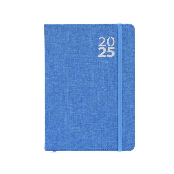 Agenda de tamaño A5 fabricada en suave poliéster RPET. Con cubiertas rígidas. Incluye caja kraft de presentación. Cuenta con distintivo RPET.Diseño página día, zona de anotaciones y marcapáginas de tela. En 2 idiomas: castellano e inglés. El material RPET se elabora a partir de plástico reciclado, para así fomentar la reutilización de residuos plásticos y ayudar a la sostenibilidad del planeta.