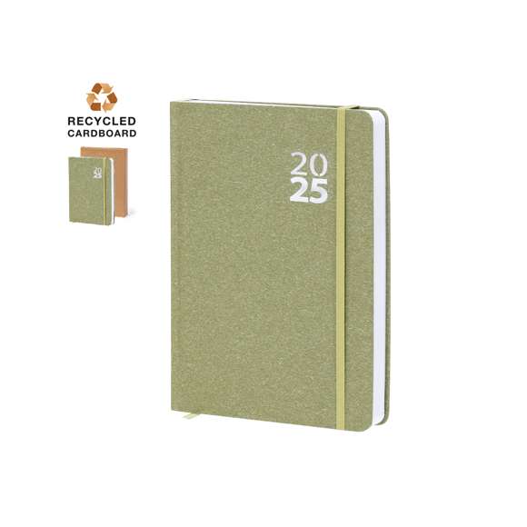 Agenda de tamaño A5 en Cartón Reciclado. Con cubiertas rígidas y elástico de cierre a juego. Incluye caja kraft de presentación. Con distintitivo ECO.Diseño página día, zona de anotaciones y marcapáginas de tela. En 2 idiomas: castellano e inglés. El Cartón Reciclado proviene del reaprovechamiento de excedente de fabricaciones y reciclaje de papel en el final de su vida útil, convirtiéndose en un lienzo ecológico y sostenible.