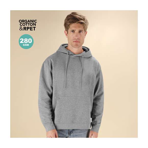 Sudadera con capucha Unisex de Algodón Orgánico y Poliéster Reciclado, en suave felpa perchada de 280 g/m2. Con capucha forrada de doble capa, cordones redondos ajustables -con topes a juego- y ojales metálicos. Puños y cintura de punto canalé de elastano y bolsillo frontal tipo canguro. Cubrecosturas reforzado en cuello, con etiqueta distintiva eco.