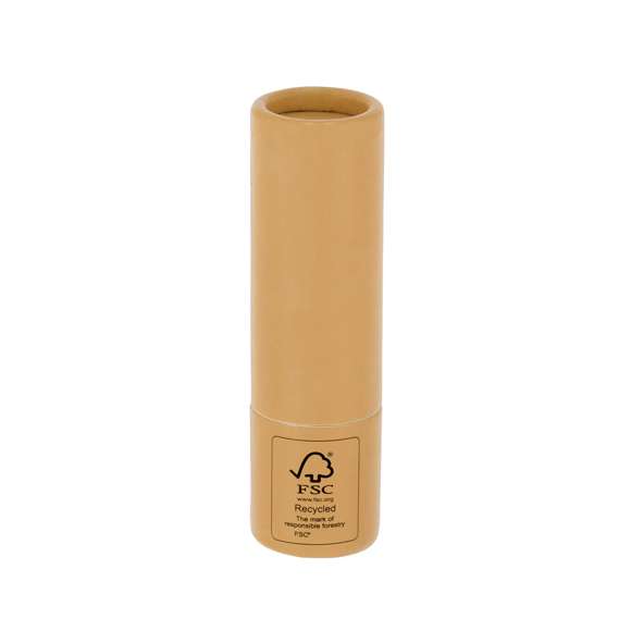 Bálsamo labial fabricado en cartón reciclado con certificado FSC. Aroma vainilla. Protección SPF15. Dermatológicamente testado. Distintivo FSC sobre el envase.