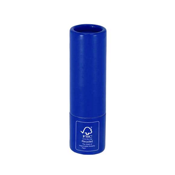 Bálsamo labial fabricado en cartón reciclado con certificado FSC. Aroma vainilla. Protección SPF15. Dermatológicamente testado. Distintivo FSC sobre el envase.