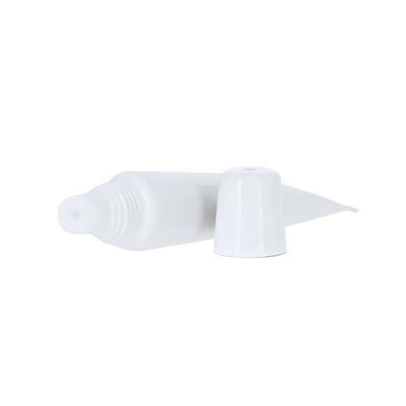 Barra de bálsamo labial en formato crema. Cómoda aplicación por su extremo en forma de labial, con protección SPF15 y aroma vainilla.