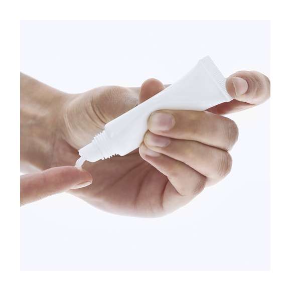 Barra de bálsamo labial en formato crema. Cómoda aplicación por su extremo en forma de labial, con protección SPF15 y aroma vainilla.