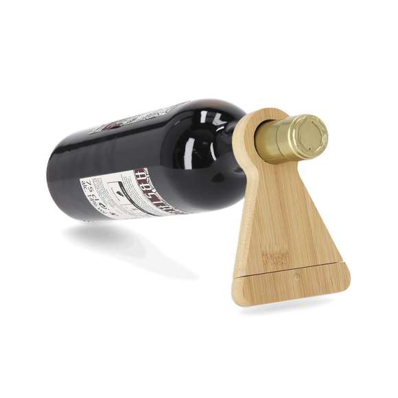 Práctico sacacorchos con función de soporte para botellas fabricado en bambú. Con troquelado redondo para apoyar la botella y sacacorchos extraíble en acero inoxidable fijado con imanes.Materiales como el bambú fomentan la utilización de materias primas naturales reduciendo las emisiones contaminantes. Además, el bambú proviene de una planta de gran resistencia y versatilidad, con crecimiento y regeneración rápida, siendo una excelente alternativa al uso de madera tradicional.