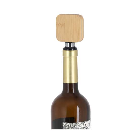 Práctico tapón para botellas con abridor integrado. Fabricado en bambú y acero inox. Incluye aros de silicona en el tapón para un ajuste perfecto al cuello de la botella.Materiales como el bambú fomentan la utilización de materias primas naturales reduciendo las emisiones contaminantes. Además, el bambú proviene de una planta de gran resistencia y versatilidad, con crecimiento y regeneración rápida, siendo una excelente alternativa al uso de madera tradicional.