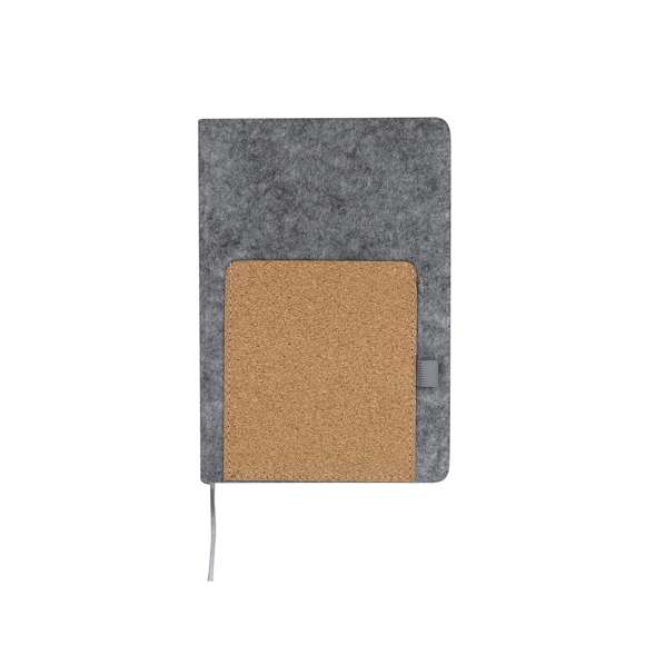 Bloc de notas de tapas rígidas, elaboradas en fieltro RPET. Incluye bolsillo de corcho cosido en portada. Contiene 80 páginas de disposición a una raya, marcapáginas y soporte elástico para bolígrafo a juego. Distintivo RPET en contraportada. El material RPET se elabora a partir de plástico reciclado, para así fomentar la reutilización de residuos plásticos y ayudar a la sostenibilidad del planeta.