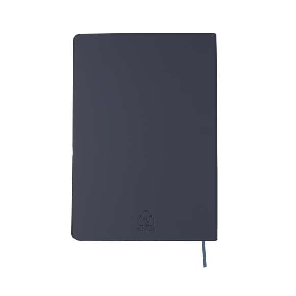 Bloc de notas con tapas blandas fabricadas en PU reciclada. Interior con 80 hojas color crema de disposición a una raya. Incluye marcapáginas a juego. Con distintivo PU Reciclada. La PU reciclada destaca por su resistencia y elasticidad. Este material reciclado y reciclable es una opción sostenible que rescata las fibras desechadas en los procesos de fabricación, minimizando así el desperdicio de material y contribuyendo a su vez a reducir el impacto ambiental, manteniendo a la vez sus propiedades originales.