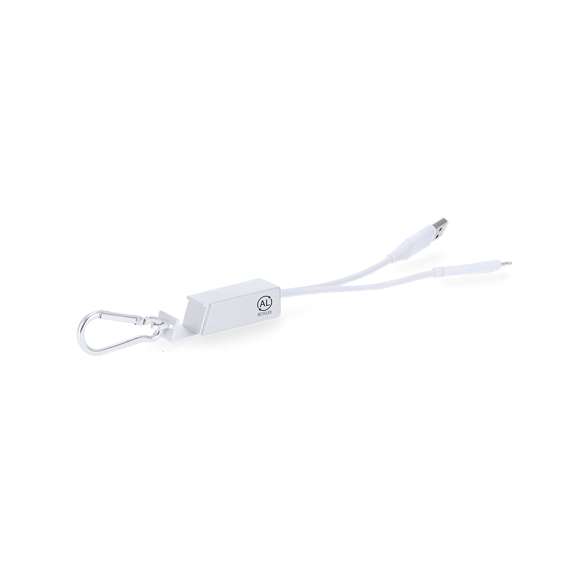 Puerto USB cargador con soporte fabricado en Aluminio Reciclado. Incluye dos conexiones output dual Tipo C/USB y tipo C/Lightning, y dos conexiones input tipo C y USB.Con mosquetón para fácil transporte.Con distintivo de Aluminio Reciclado. El aluminio reciclado es un material con posibilidades de reciclaje casi infinitas, sin perder sus propiedades originales y consumiendo menos energía en este proceso.Certificación GRS (Global Recycled Standard / Estándar de Reciclaje Global), que garantiza el origen reciclado del material usado para fabricar el producto.
