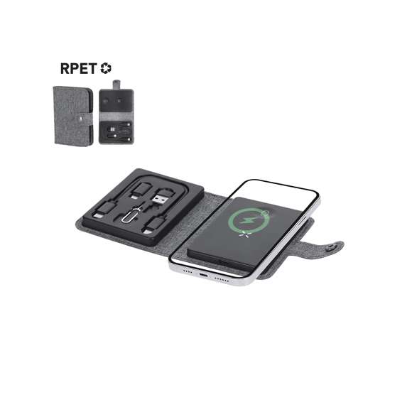 Completa base cargadora fabricada en 300D RPET. Estuche con cierre de corchete incluyendo base cargadora inalámbrica Qi para smartphone, auriculares y smartwatch. Contiene cable de conexión Tipo C en ambos extremos, además de adaptadores USB y lightning/micro USB. El set lo completa un eyector de tarjeta SIM y un compartimento para guardar una tarjeta Micro SIM. Con distintivo RPET.El material RPET se elabora a partir de plástico reciclado, para así fomentar la reutilización de residuos plásticos y ayudar a la sostenibilidad del planeta.