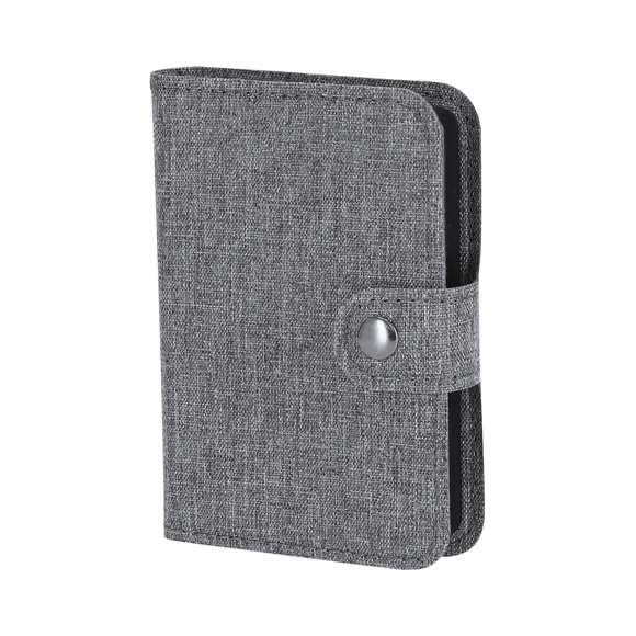 Completa base cargadora fabricada en 300D RPET. Estuche con cierre de corchete incluyendo base cargadora inalámbrica Qi para smartphone, auriculares y smartwatch. Contiene cable de conexión Tipo C en ambos extremos, además de adaptadores USB y lightning/micro USB. El set lo completa un eyector de tarjeta SIM y un compartimento para guardar una tarjeta Micro SIM. Con distintivo RPET.El material RPET se elabora a partir de plástico reciclado, para así fomentar la reutilización de residuos plásticos y ayudar a la sostenibilidad del planeta.