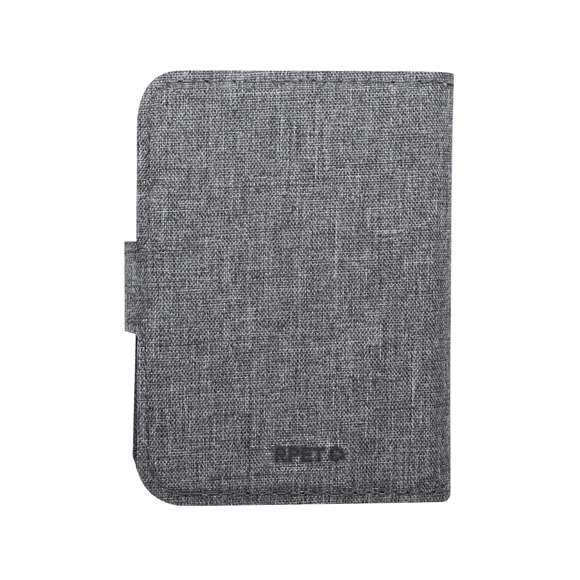 Completa base cargadora fabricada en 300D RPET. Estuche con cierre de corchete incluyendo base cargadora inalámbrica Qi para smartphone, auriculares y smartwatch. Contiene cable de conexión Tipo C en ambos extremos, además de adaptadores USB y lightning/micro USB. El set lo completa un eyector de tarjeta SIM y un compartimento para guardar una tarjeta Micro SIM. Con distintivo RPET.El material RPET se elabora a partir de plástico reciclado, para así fomentar la reutilización de residuos plásticos y ayudar a la sostenibilidad del planeta.