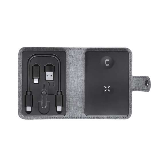 Completa base cargadora fabricada en 300D RPET. Estuche con cierre de corchete incluyendo base cargadora inalámbrica Qi para smartphone, auriculares y smartwatch. Contiene cable de conexión Tipo C en ambos extremos, además de adaptadores USB y lightning/micro USB. El set lo completa un eyector de tarjeta SIM y un compartimento para guardar una tarjeta Micro SIM. Con distintivo RPET.El material RPET se elabora a partir de plástico reciclado, para así fomentar la reutilización de residuos plásticos y ayudar a la sostenibilidad del planeta.