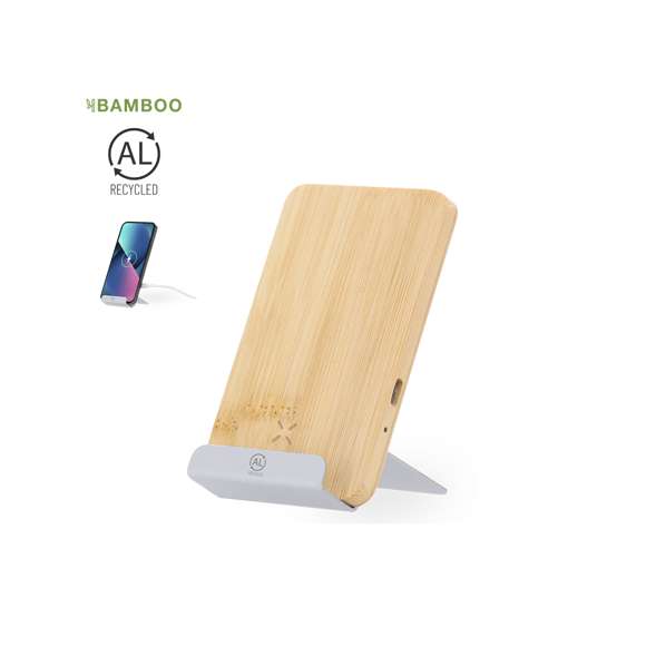 Cargador inalámbrico 15W con función soporte para smartphone fabricado en bambú y Aluminio Reciclado. Indicador LED de estado de carga y compatible con dispositivos equipados con tecnología de carga inalámbrica, incluye cable tipo C. Con distintivo aluminio reciclado.Materiales como el bambú fomentan la utilización de materias primas naturales reduciendo las emisiones contaminantes. Además, el bambú proviene de una planta de gran resistencia y versatilidad, con crecimiento y regeneración rápida, siendo una excelente alternativa al uso de madera tradicional.El aluminio reciclado es un material con posibilidades de reciclaje casi infinitas, sin perder sus propiedades originales y consumiendo menos energía en este proceso.Certificación GRS (Global Recycled Standard / Estándar de Reciclaje Global), que garantiza el origen reciclado del material usado para fabricar el producto.Fabricado conforme a los estándares RoHS y en cumplimiento con los siguientes requisitos de seguridad:Sistema de protección contra sobrecalentamiento. Sistema de protección contra sobrecarga. Sistema de bloqueo para evitar cortocircuitos.