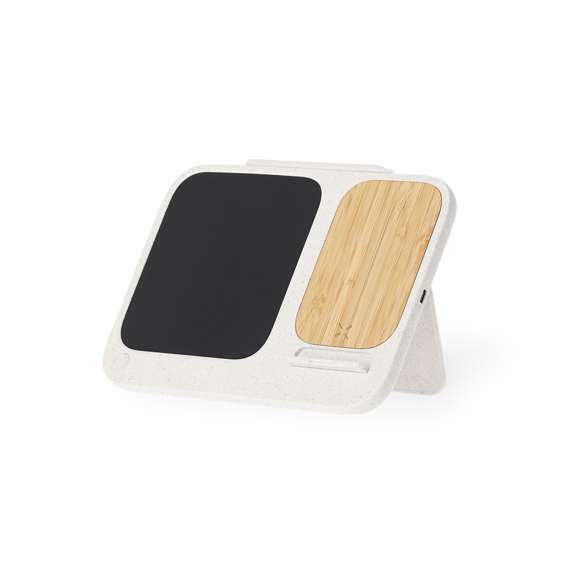 Cargador inalámbrico de 15W con pizarra digital integrada, fabricado en caña de trigo y bambú. Con función de soporte para smartphone compatible con dispositivos equipados con tecnología de carga inalámbrica Qi e indicador de estado de carga. Cuenta con pizarra tablet LCD de 6 pulgadas e incluye lápiz , botón de borrado y bloqueo anti borrado. Materiales como el bambú fomentan la utilización de materias primas naturales reduciendo las emisiones contaminantes. Además, el bambú proviene de una planta de gran resistencia y versatilidad, con crecimiento y regeneración rápida, siendo una excelente alternativa al uso de madera tradicional.La caña de trigo fomenta la utilización de materias primas naturales, reduciendo así las emisiones contaminantes.Fabricado conforme a los estándares RoHS y en cumplimiento con los siguientes requisitos de seguridad:Sistema de protección contra sobrecalentamiento. Sistema de protección contra sobrecarga. Sistema de bloqueo para evitar cortocircuitos.