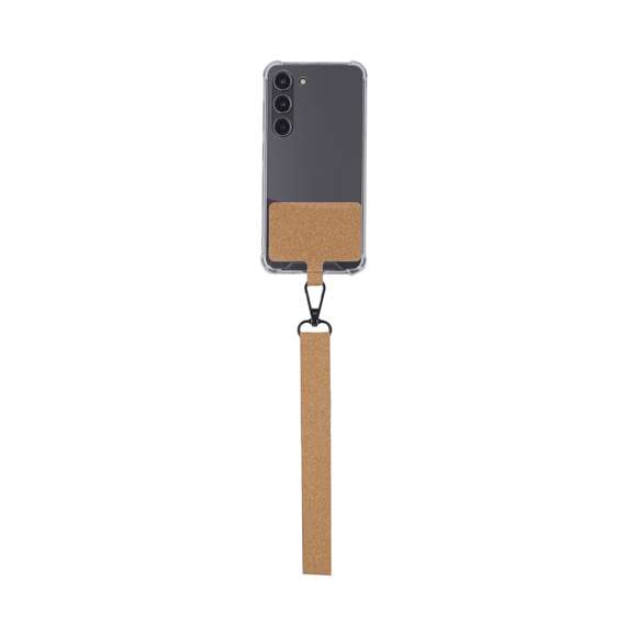 Pulsera soporte para smartphone fabricada en corcho. Con cinta de transporte a juego y mosquetón metálico giratorio en color negro. Elaborado con elementos vegetales para así fomentar la utilización de materias primas naturales y reducir las emisiones contaminantes.