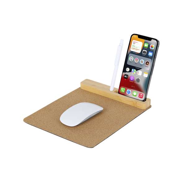 Alfombrilla multifunción fabricada en combinación de suave corcho y bambú. Flexible y con entrada Tipo C -cable incluido-, una salida Tipo C, y dos salidas USB; con función de sincronización de datos. Incluye soporte para smartphone y soporte para bolígrafos en la base de bambú. Es antideslizante y estable, garantizando una confortable experiencia de uso.Elaborado con elementos vegetales para así fomentar la utilización de materias primas naturales y reducir las emisiones contaminantes.Materiales como el bambú fomentan la utilización de materias primas naturales reduciendo las emisiones contaminantes. Además, el bambú proviene de una planta de gran resistencia y versatilidad, con crecimiento y regeneración rápida, siendo una excelente alternativa al uso de madera tradicional.