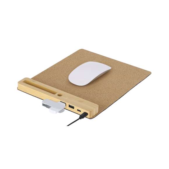 Alfombrilla multifunción fabricada en combinación de suave corcho y bambú. Flexible y con entrada Tipo C -cable incluido-, una salida Tipo C, y dos salidas USB; con función de sincronización de datos. Incluye soporte para smartphone y soporte para bolígrafos en la base de bambú. Es antideslizante y estable, garantizando una confortable experiencia de uso.Elaborado con elementos vegetales para así fomentar la utilización de materias primas naturales y reducir las emisiones contaminantes.Materiales como el bambú fomentan la utilización de materias primas naturales reduciendo las emisiones contaminantes. Además, el bambú proviene de una planta de gran resistencia y versatilidad, con crecimiento y regeneración rápida, siendo una excelente alternativa al uso de madera tradicional.