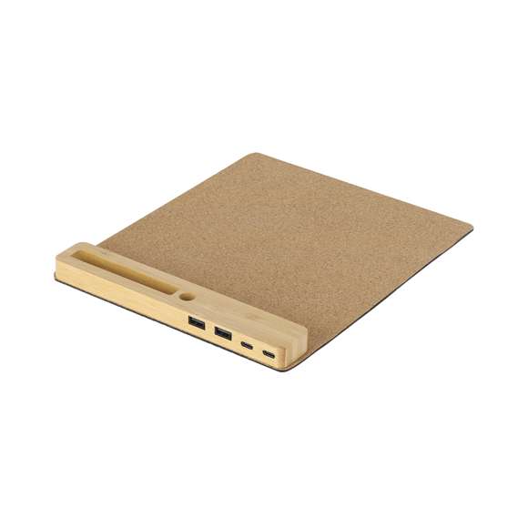 Alfombrilla multifunción fabricada en combinación de suave corcho y bambú. Flexible y con entrada Tipo C -cable incluido-, una salida Tipo C, y dos salidas USB; con función de sincronización de datos. Incluye soporte para smartphone y soporte para bolígrafos en la base de bambú. Es antideslizante y estable, garantizando una confortable experiencia de uso.Elaborado con elementos vegetales para así fomentar la utilización de materias primas naturales y reducir las emisiones contaminantes.Materiales como el bambú fomentan la utilización de materias primas naturales reduciendo las emisiones contaminantes. Además, el bambú proviene de una planta de gran resistencia y versatilidad, con crecimiento y regeneración rápida, siendo una excelente alternativa al uso de madera tradicional.