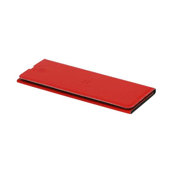 Alfombrilla plegable fabricada en suave PU Reciclada. Con cargador inalámbrico integrado de 10W. Compatible con dispositivos equipados con tecnología de carga inalámbrica. Base antideslizante y soporte multiposición para smartphone. Disponible en variados colores lisos. Con distintivo PU reciclado.La PU reciclada destaca por su resistencia y elasticidad. Este material reciclado y reciclable es una opción sostenible que rescata las fibras desechadas en los procesos de fabricación, minimizando así el desperdicio de material y contribuyendo a su vez a reducir el impacto ambiental, manteniendo a la vez sus propiedades originales.Fabricado conforme a los estándares RoHS y en cumplimiento con los siguientes requisitos de seguridad:Sistema de protección contra sobrecalentamiento. Sistema de protección contra sobrecarga. Sistema de bloqueo para evitar cortocircuitos.