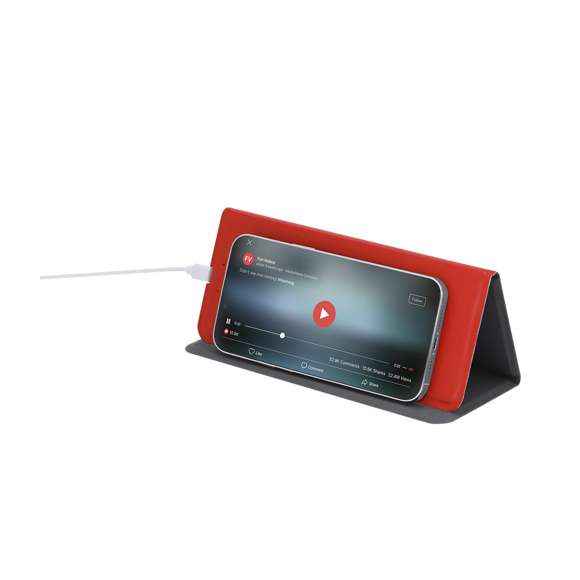 Alfombrilla plegable fabricada en suave PU Reciclada. Con cargador inalámbrico integrado de 10W. Compatible con dispositivos equipados con tecnología de carga inalámbrica. Base antideslizante y soporte multiposición para smartphone. Disponible en variados colores lisos. Con distintivo PU reciclado.La PU reciclada destaca por su resistencia y elasticidad. Este material reciclado y reciclable es una opción sostenible que rescata las fibras desechadas en los procesos de fabricación, minimizando así el desperdicio de material y contribuyendo a su vez a reducir el impacto ambiental, manteniendo a la vez sus propiedades originales.Fabricado conforme a los estándares RoHS y en cumplimiento con los siguientes requisitos de seguridad:Sistema de protección contra sobrecalentamiento. Sistema de protección contra sobrecarga. Sistema de bloqueo para evitar cortocircuitos.