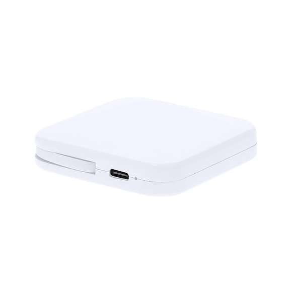 Batería auxiliar externa fabricada en resistente ABS. Con Cable de conexión Tipo C integrado. 1200 mAh. Conexión de entrada Tipo C.Las capacidades mostradas en todas nuestras baterías auxiliares externas son reales, incorporando todas ellas baterías de grado A y no recicladas, con una vida útil de al menos 500 ciclos de carga y según normativa CE. Además, están fabricadas conforme a los estándares RoHS y en cumplimiento con los siguientes requisitos de seguridad:Sistema de protección contra sobrecarga del power bank. Sistema de protección contra descarga completa que proporciona una mayor durabilidad del power bank. Sistema de bloqueo para evitar cortocircuitos. Sistema de transferencia de carga constante, acorde con la capacidad del dispositivo de destino.